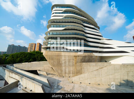 La moderna architettura di PolyU School of Design Jockey Club Torre di innovazione a Hong Kong Polytechnic University di Hong Kong. L'architetto Zaha Hadid Foto Stock