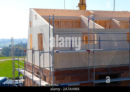 Framehouse con solide pareti di legno viene costruita in mattoni Foto Stock