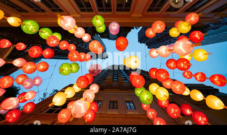 Molte lanterne cinesi di notte lungo Spring Garden Lane in Wanchai Hong Kong, Cina Foto Stock