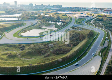 Zandvoort, Paesi Bassi. 31 ott 2019. ZANDVOORT, 231-10-2019, foto aeree del circuito Park Zandvoort. Il motorsport race track si trova nelle dune a nord di Zandvoort vicino alla costa del Mare del Nord linea. Nel maggio 2020 la Formula1 tornerà in pista dopo 35 anni. La fotografia aerea. Prese con un drone o piano. Il circuito Park Zandvoort dall'aria. Credito: Pro scatti/Alamy Live News Foto Stock