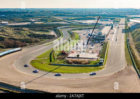 Zandvoort, Paesi Bassi. 31 ott 2019. ZANDVOORT, 231-10-2019, foto aeree del circuito Park Zandvoort. Il motorsport race track si trova nelle dune a nord di Zandvoort vicino alla costa del Mare del Nord linea. Nel maggio 2020 la Formula1 tornerà in pista dopo 35 anni. La fotografia aerea. Prese con un drone o piano. Il circuito Park Zandvoort dall'aria. Credito: Pro scatti/Alamy Live News Foto Stock