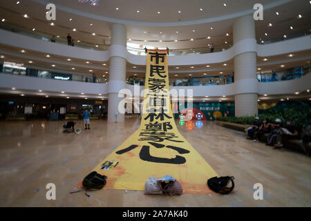 Il 16 ottobre 2019. Pro democrazia dimostrazione con banner di grandi dimensioni all'interno di Pacific Place shopping mall in Admiralty, Hong Kong, Cina Foto Stock