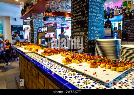 Pintxos al banco all'interno del famoso le Bar Jean, Biarritz, Francia Foto Stock