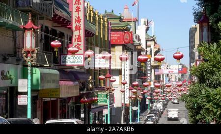 SAN FRANCISCO, CA, Stati Uniti d'America - 27 ottobre 2017: Grant Avenue nel quartiere di Chinatown di san francisco Foto Stock