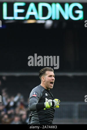 Londra, Inghilterra - Gennaio 5, 2019: Adrian San Miguel del Castillo del West Ham festeggia dopo un gol segnato dalla sua squadra durante il 2018/19 FA Cup Round 3 gioco tra il West Ham United e Birmingham City FC a Londra Stadium. Foto Stock