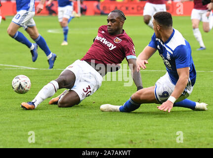 Londra, Inghilterra - Gennaio 5, 2019: Michail Gregorio Antonio di West Ham (L) e che Adams di Birmingham (R) nella foto durante il 2018/19 FA Cup Round 3 gioco tra il West Ham United e Birmingham City FC a Londra Stadium. Foto Stock