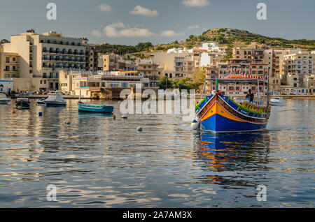 Il Maltese tour in barca arrivando a prelevare i passeggeri. Foto Stock