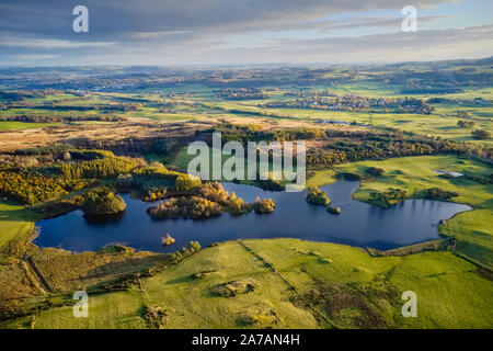 Vista aerea su Knapps Loch in Kilmacolm durante il tramonto Foto Stock