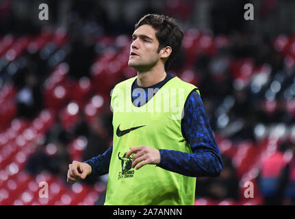 Londra, Inghilterra - Gennaio 8, 2019: Marcos Alonso di Chelsea mostrato prima della prima gamba del 2018/19 Carabao Cup semi-finale tra Tottenham Hotspur e Chelsea FC allo Stadio di Wembley. Foto Stock