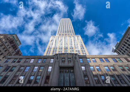 La città di New York, Stati Uniti d'America - 7 Settembre 2017: Skyward vista dell'Empire State Building dall'ingresso inferiore Foto Stock