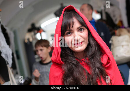 (191031) -- ZAGREB, Ottobre 31, 2019 (Xinhua) -- una donna in costume partecipa a un evento di Halloween nel Museo di illusioni a Zagabria in Croazia, il 31 ottobre 2019. (Matija Habljak/Pixsell via Xinhua) Foto Stock