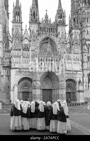 Gruppo di monache nella parte anteriore della cattedrale di Rouen, Place de la Cathedrale, Rouen, Normandia, Francia Foto Stock