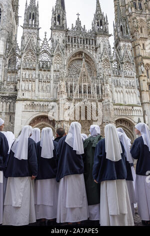 Gruppo di monache nella parte anteriore della cattedrale di Rouen, Place de la Cathedrale, Rouen, Normandia, Francia Foto Stock