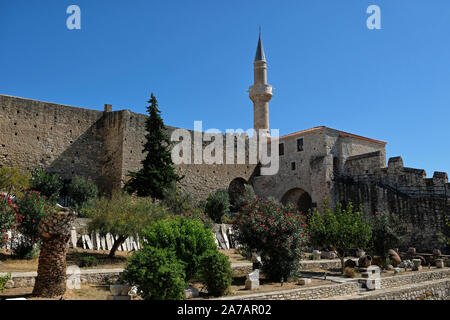 Il Cesme Castle è un 500 anno vecchio castello Ottomano si trova nel centro di Cesme, Turchia. Foto Stock