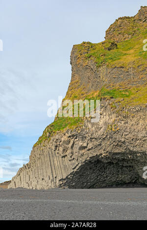 Grotte costiere e drammatici rocce sulla spiaggia vicino Vik, Islanda Foto Stock