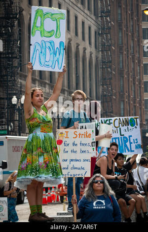 Chicago agli studenti che partecipano a la gioventù internazionale clima sciopero venerdì 9/20/19 durante le ore scolastiche. I giovani e molti adulti iniziato a marciare in Grant Park vicino al Museo del campo e si è conclusa con un grande rally nel loop Federal Plaza. Foto Stock