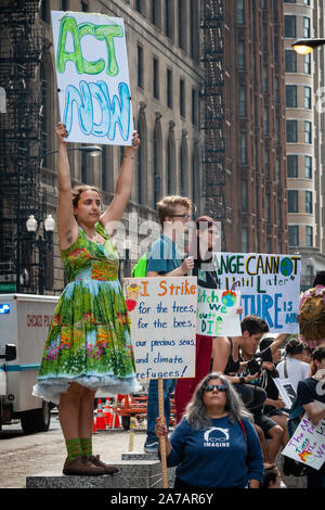 Chicago agli studenti che partecipano a la gioventù internazionale clima sciopero venerdì 9/20/19 durante le ore scolastiche. I giovani e molti adulti iniziato a marciare in Grant Park vicino al Museo del campo e si è conclusa con un grande rally nel loop Federal Plaza. Foto Stock