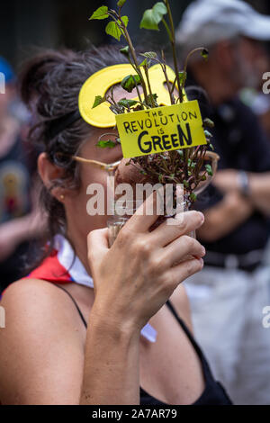 Chicago agli studenti che partecipano a la gioventù internazionale clima sciopero venerdì 9/20/19 durante le ore scolastiche. I giovani e molti adulti iniziato a marciare in Grant Park vicino al Museo del campo e si è conclusa con un grande rally nel loop Federal Plaza. Foto Stock