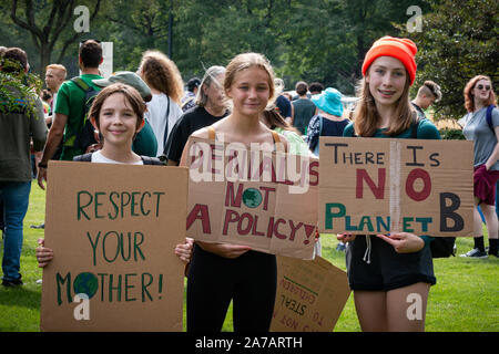 Chicago agli studenti che partecipano a la gioventù internazionale clima sciopero venerdì 9/20/19 durante le ore scolastiche. I giovani e molti adulti iniziato a marciare in Grant Park vicino al Museo del campo e si è conclusa con un grande rally nel loop Federal Plaza. Foto Stock