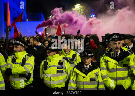 London, Regno Unito 31 ottobre, 2019.Il gruppo Anti-Fascist riuniti nella città oggi per opporsi alle organizzazioni che si sono riuniti a causa del caos centrata attorno a Brexit, e ancora un altro interno. Andy Barton/Alamy Live News Foto Stock