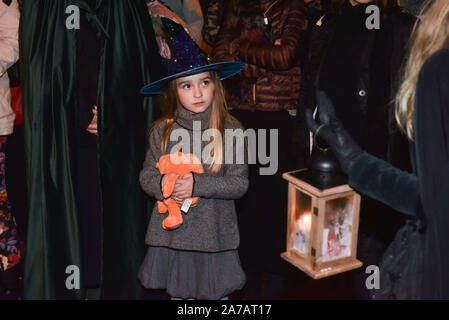 (191031) -- ZAGREB, Ottobre 31, 2019 (Xinhua) -- una ragazza in costume prende parte in una notte tour chiamato Uppertown streghe a Zagabria in Croazia, il 31 ottobre 2019. Il tour guidato comporta l'intrattenimento interattivo e introduzione al Medioevo la storia. (Davorin Visnjic/Pixsell via Xinhua) Foto Stock