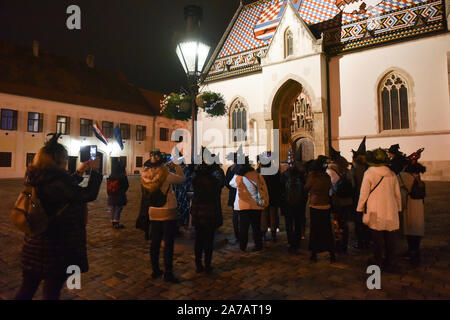 (191031) -- ZAGREB, Ottobre 31, 2019 (Xinhua) -- la gente vestita in costume prendere parte in una notte tour chiamato Uppertown streghe a Zagabria in Croazia, il 31 ottobre 2019. Il tour guidato comporta l'intrattenimento interattivo e introduzione al Medioevo la storia. (Davorin Visnjic/Pixsell via Xinhua) Foto Stock