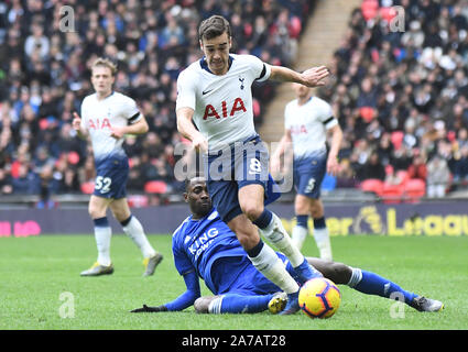 Londra, Inghilterra - Febbraio 10, 2019: Harry Winks di Tottenham mostrato durante il 2018/19 Premier League tra Tottenham Hotspur e Leicester City a Wembley Stadium. Foto Stock