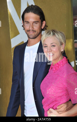 LOS ANGELES, CA - Ottobre 29, 2014: attrice Kaley Cuoco & marito Ryan Sweeting su Hollywood Boulevard dove lei è stato onorato con il 2,532nd stella sulla Hollywood Walk of Fame. © 2014 Paul Smith / Featureflash Foto Stock
