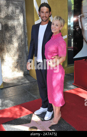 LOS ANGELES, CA - Ottobre 29, 2014: attrice Kaley Cuoco & marito Ryan Sweeting su Hollywood Boulevard dove lei è stato onorato con il 2,532nd stella sulla Hollywood Walk of Fame. © 2014 Paul Smith / Featureflash Foto Stock