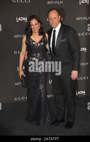 LOS ANGELES, CA - 1 Novembre 2014: California Attorney General Kamala Harris e Douglas Emhoff al 2014 LACMA Art + Film Gala presso il Los Angeles County Museum of Art. © 2014 Paul Smith / Featureflash Foto Stock