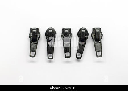 Zipper estrattore per cerniere in nylon, accessori per borse, abbigliamento, scarpe su uno sfondo bianco. Foto Stock