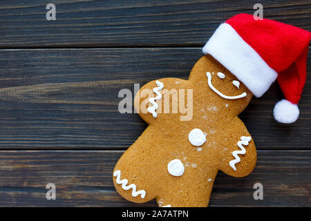 In casa gingerbreads sulla piastra su sfondo di legno. Vacanze e celebrazione concetto, biglietto di auguri mockup festosa decorazione. Il Natale e il nuovo sì Foto Stock