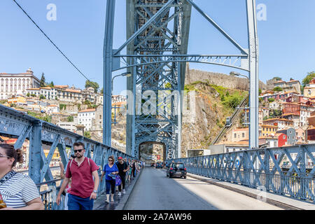 Oporto, Portogallo - Luglio 20, 2019: Ponte di Dom Luis I (costruito nel 1886) nel vecchio porto Foto Stock