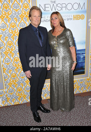 LOS ANGELES, CA - 4 Novembre 2014: Jeff Daniels & moglie Kathleen Treado presso la stagione tre premiere della sua serie HBO " Notizie " al Directors Guild of America Theatre, West Hollywood. © 2014 Paul Smith / Featureflash Foto Stock