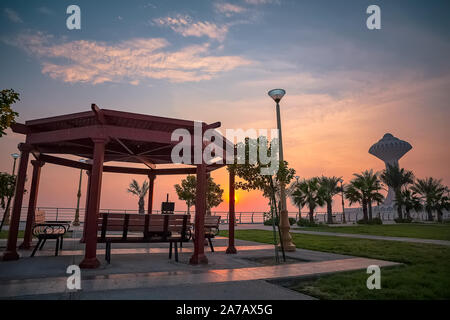 Sunrise drammatica vista in Alkhobar lato mare Arabia Saudita. Città : Khobar, Paese : Arabia Saudita. Cliccato su 25 Ottobre 2019. Foto Stock