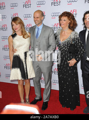 LOS ANGELES, CA - Novembre 12, 2014: Sophia Loren & figlio Edoardo Ponti & moglie attrice Sasha Alexander presso l'American Film Institute's speciale omaggio di gala in suo onore al Teatro Dolby. © 2014 Paul Smith / Featureflash Foto Stock