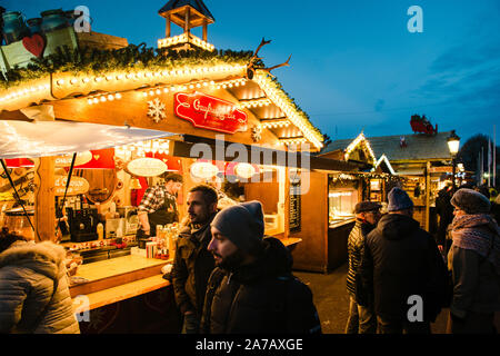 Strasburgo, Francia - Dic 9, 2016: i turisti e i locali passando da una fase di stallo nel mitico mercato natalizio tradizionale propone cialde, pancake e vin brulé Foto Stock