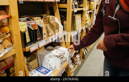 Barcellona, Spagna - Nov 17, 2017: Donna scegliendo organico catalano tradizionale in bianco e nero e il cioccolato al latte in una sezione di dolciumi di organico di cibo locale Foto Stock