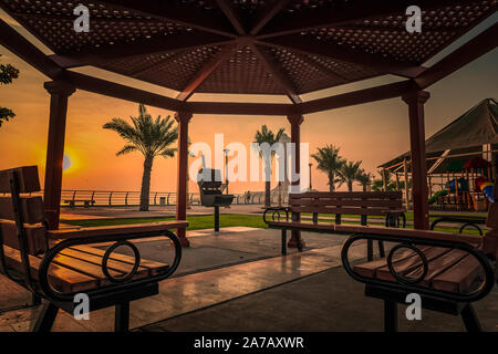 Sunrise drammatica vista in Alkhobar lato mare Arabia Saudita. Città : Khobar, Paese : Arabia Saudita. Cliccato su 25 Ottobre 2019. Foto Stock