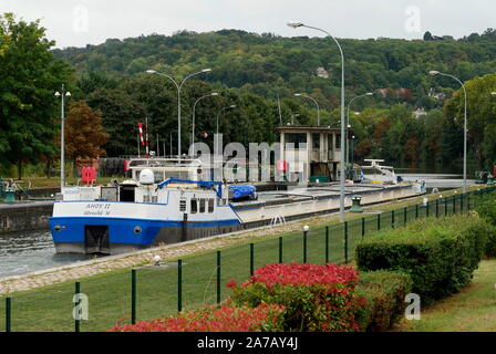 AJAXNETPHOTO. 2019. BOUGIVAL, Francia. - La chiatta olandese AHOY II si prepara a lasciare la serratura a Bougival sulla sua strada Monte a Parigi. Foto:JONATHAN EASTLAND/AJAX REF:GX8 192609 586 Foto Stock