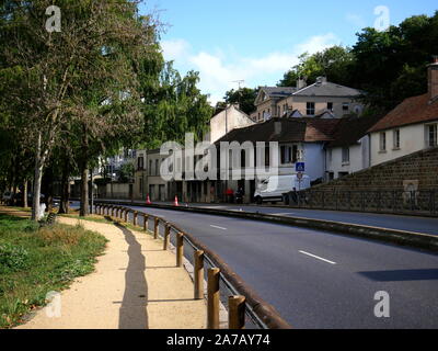 AJAXNETPHOTO. BOUGIVAL, FRANCIA. - PAESAGGIO URBANO - GUARDANDO VERSO EST VERSO PARIGI LUNGO LA D113 AL CONFINE CON LA SENNA A QUAI RENNEQUIN SUALEM, LOCALITÀ FREQUENTATA DA ARTISTI IMPRESSIONISTI DEL 19TH ° SECOLO, TRA CUI ALFRED SISLEY, CAMILE PISSARRO, CLAUDE MONET E FAUVIST MAURICE DE VLAMINCK. SISLEY FECE UN DIPINTO QUI VICINO CHE COMPRENDEVA LA STRADA, GLI EDIFICI E LA RAMPA SULLA DESTRA CHE CONDUCE ALLA 'MACCHINA DE MARLY'.PHOTO:JONATHAN EASTLAND/AJAX REF:GX8 192609 630 Foto Stock