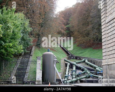 AJAXNETPHOTO. 2019. BOUGIVAL, Francia. - Macchina DE MARLY - tubo di acqua rimane (parte superiore) della macchina DE MARLY acquedotti che acqua pompata in salita per alimentare i giardini di Versailles, adiacente al D113 confinante con il fiume Senna; paesaggi una volta frequentati dal XIX secolo gli artisti impressionisti. Tubi PIÙ RECENTI VISIBILE ALLA BASE DELLA PENDENZA.foto:JONATHAN EASTLAND/AJAX REF:GX8 192609 679 Foto Stock