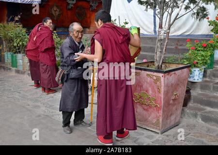 Monastero di TASHILHUNPO, Shigatse, nel Tibet - circa ottobre 2019: Uno dei sei grandi monasteri di Ghelupa (o cappello giallo setta) in Tibet Foto Stock