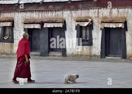 Monastero di TASHILHUNPO, Shigatse, nel Tibet - circa ottobre 2019: Uno dei sei grandi monasteri di Ghelupa (o cappello giallo setta) in Tibet Foto Stock