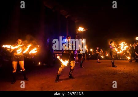 Calton Hill, Edimburgo, Scozia, Regno Unito, 31 ottobre 2019. Samhuinn Festa del Fuoco: Samhuinn Festa del Fuoco raddoppia in dimensione per la sua seconda Winter Festival a Calton Hill con il raduno di spettatori per guardare spettacoli pirotecnici, ronzio, acrobazie e spettacoli di fuoco per celebrare il Celtic Nuovo Anno nella notte di Halloween. Nella foto: fuoco esecutori Foto Stock