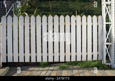 Recinzione bianco close-up. Recinzione di bianco di tavole di legno. Ringhiera in legno. Foto Stock