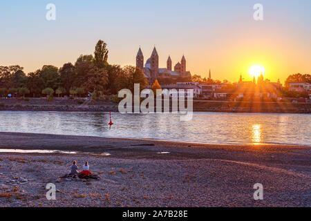 Tramonto al fiume Reno vicino a Speyer, Germania Foto Stock