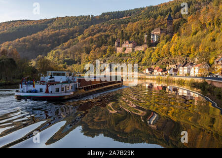 Fiume Neckar vicino Zwingenberg, Germania, con la nave da trasporto passando da Foto Stock