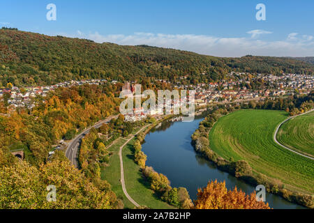 Vista di Neckarsteinach e il fiume Neckar vicino a Heidelberg Germania Foto Stock