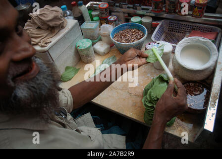 Uomo che fa di betel dado sulla bancarella di strada a Yangon, Myanmar, Asia. Foto Stock